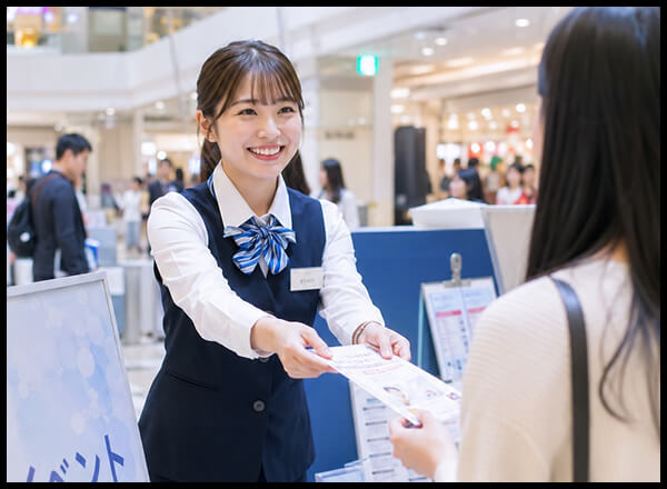 持ち前の明るさや元気さを活かしてお客様に笑顔を届けたい